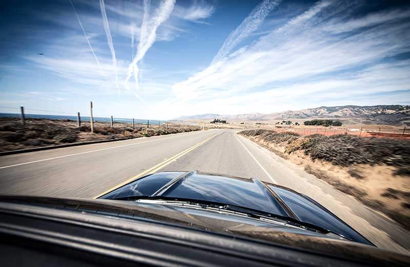 conduciendo por el desierto californiano