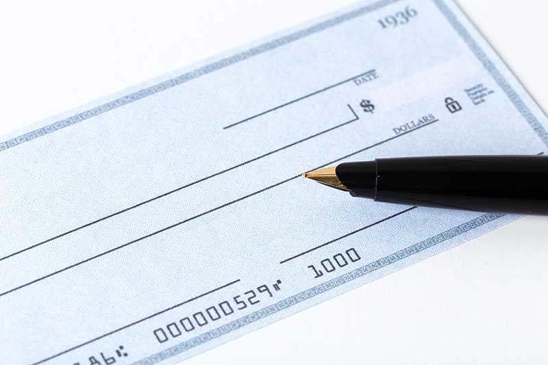 ¿Qué procede en caso de fondos insuficientes en un cheque?